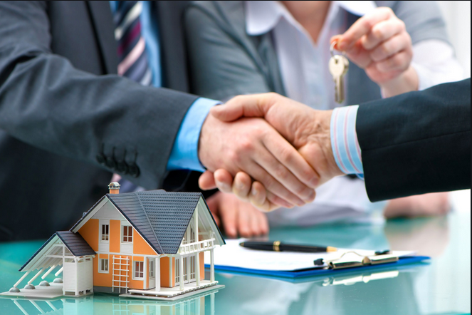 A mortgage broker works and advises both on the buyer’s side and the seller’s side